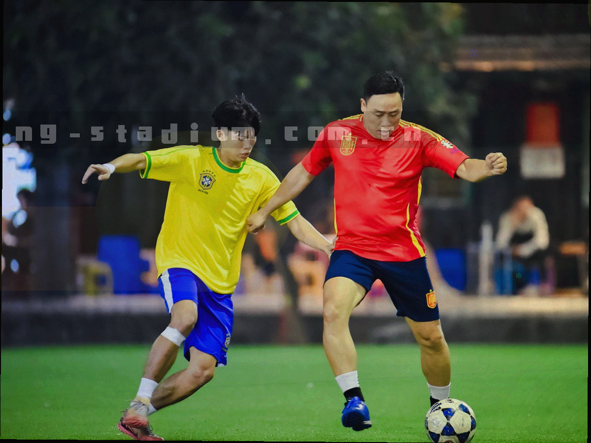 训练场上的跑动轨迹与抽象热区纹理，画面中无人物